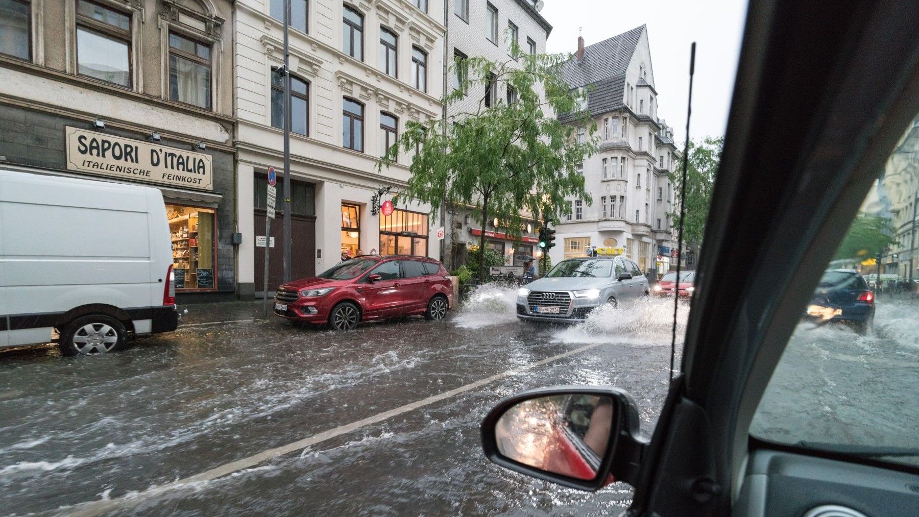 Río desbordado junto a edificios y calles inundadas durante la tormenta Boris.