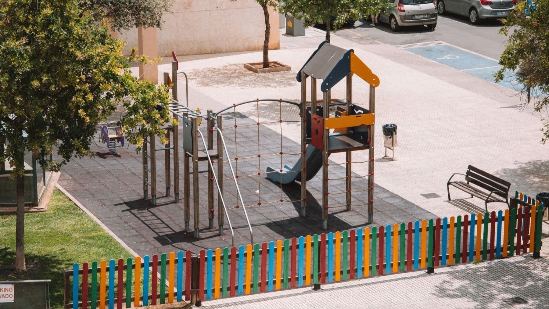 Parque infantil sin pavimento sintético como alternativa a los suelos de caucho en parques infantiles