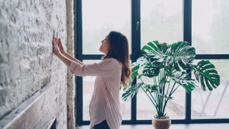 Fachada de viviendas adaptadas al clima con toldos exteriores que dan sombra a las ventanas.