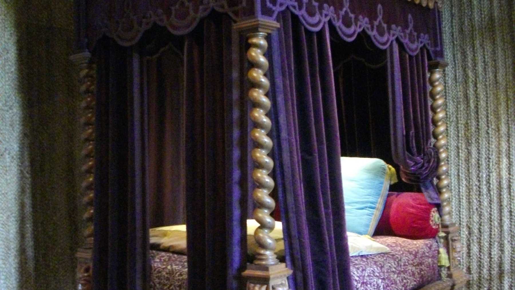 Antes del aire acondicionado: habitación renacentista del castillo de Azay-le-Rideau con las paredes forradas de esteras de junco trenzado