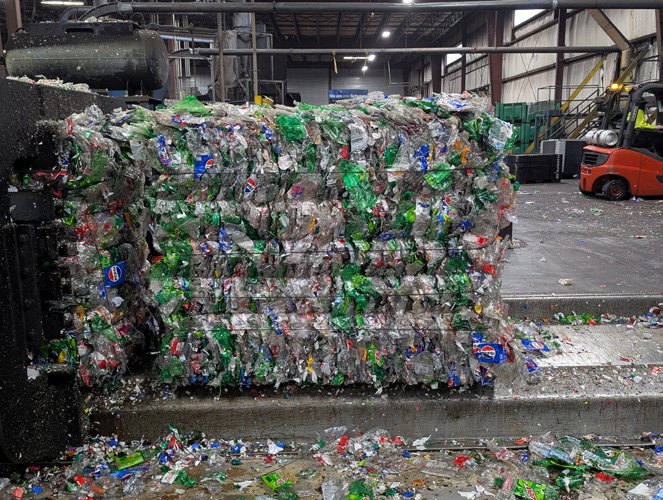 Bala de botellas de plástico prensadas en una nave de reciclaje de Míchigan