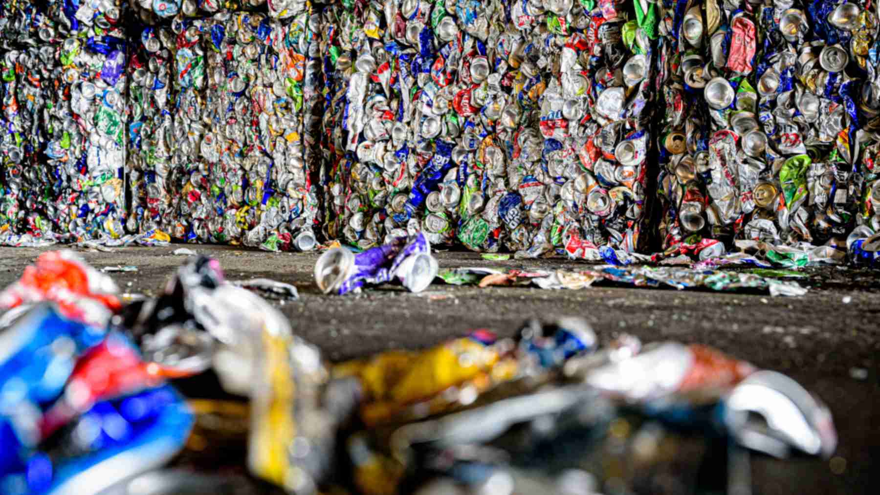 Balas de latas de aluminio prensadas en una planta de clasificación de reciclaje