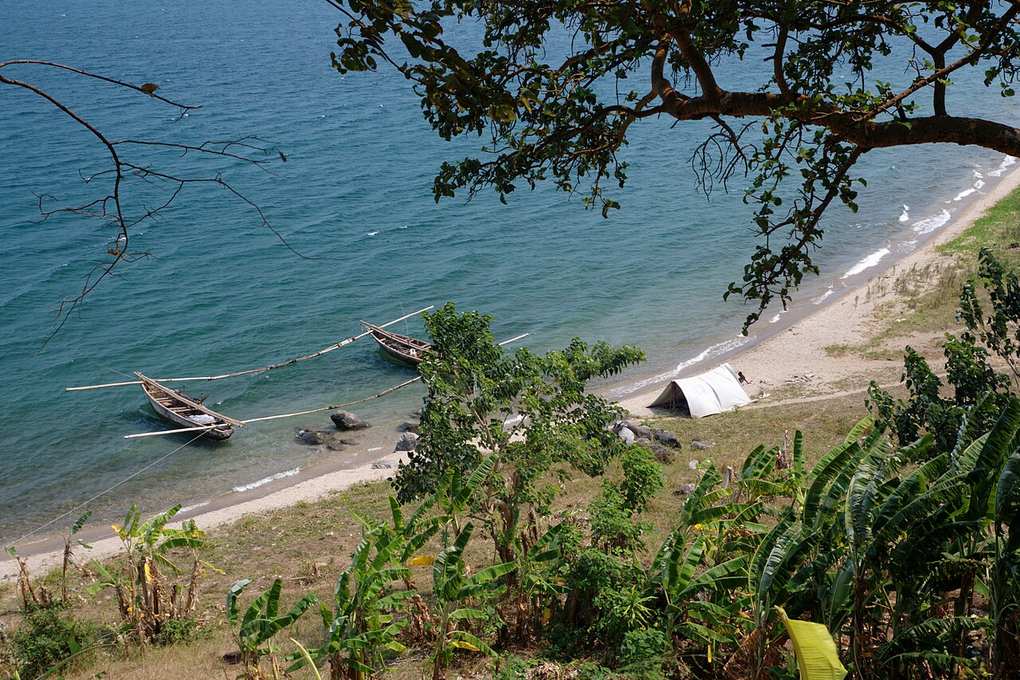 Barcas de pesca de madera fondeadas junto a una playa del lago Tanganica, en Burundi