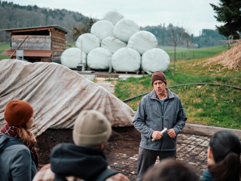 Beat Schürch explica a un grupo de visitantes el funcionamiento de la planta de biogás de su granja