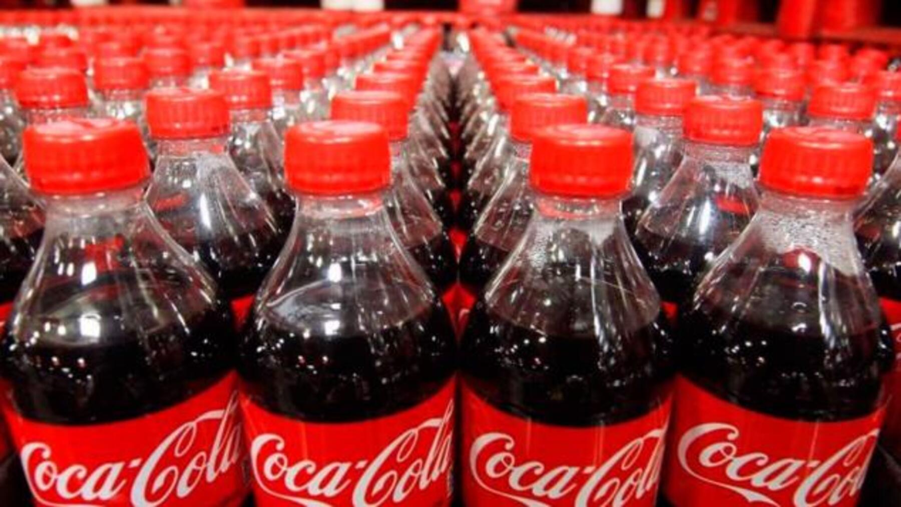 Etiquetas de botellas de plástico con información sobre material reciclado y reciclabilidad