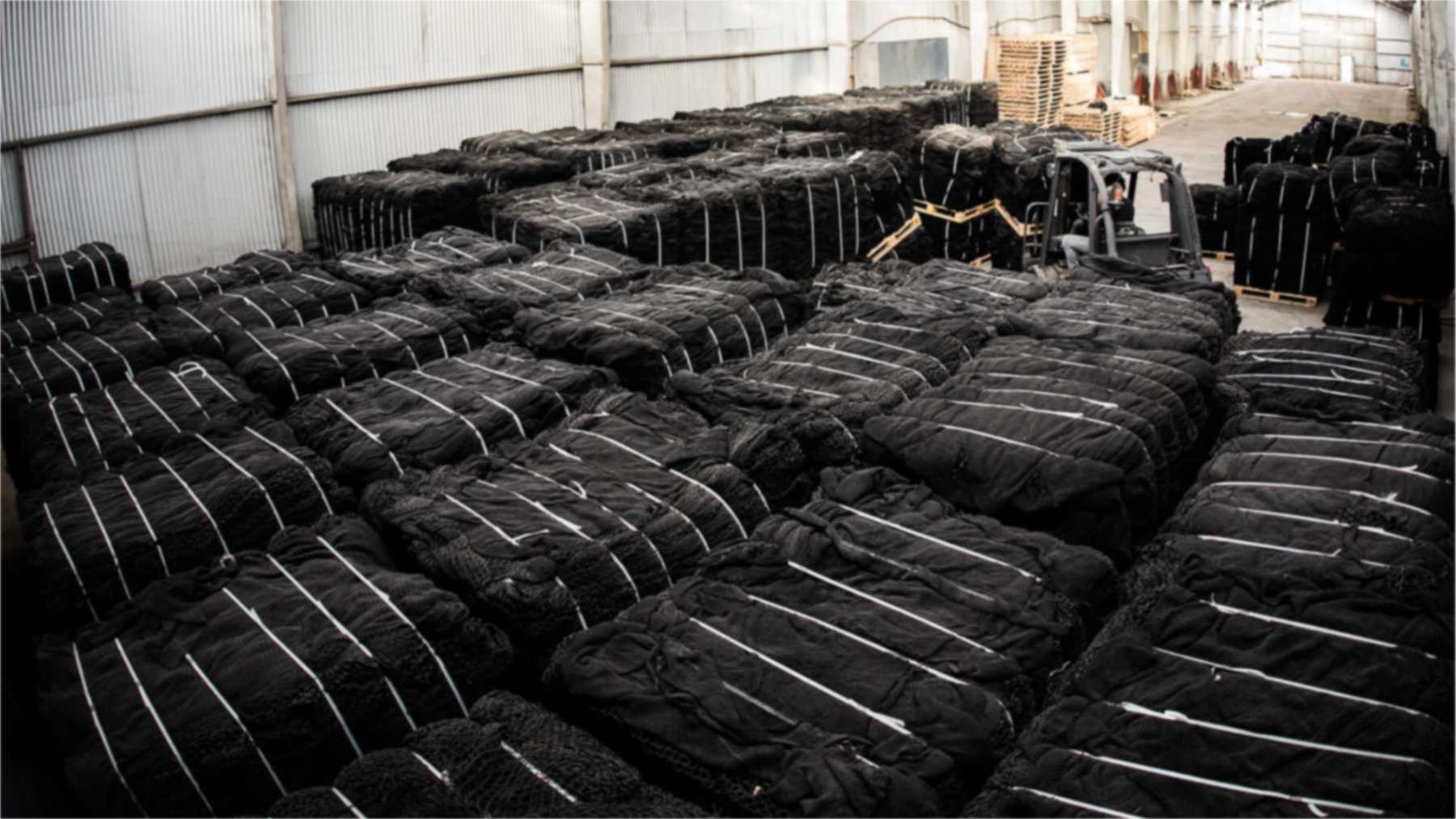Balas de redes de pesca usadas recogidas por Bureo para su reciclaje