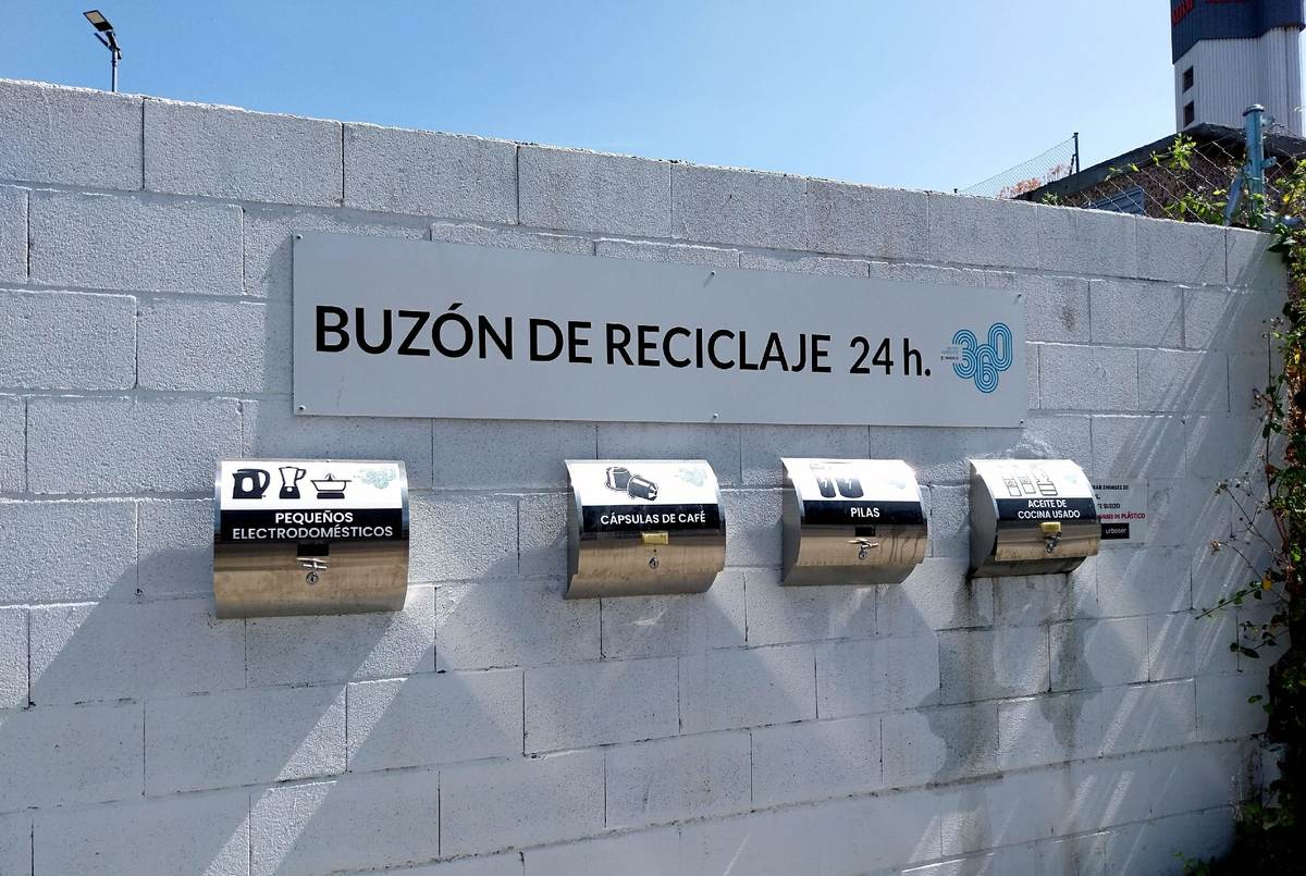 Buzón de reciclaje de 24 horas para pequeños electrodomésticos, cápsulas de café, pilas y aceite en el punto limpio de Puente de Vallecas