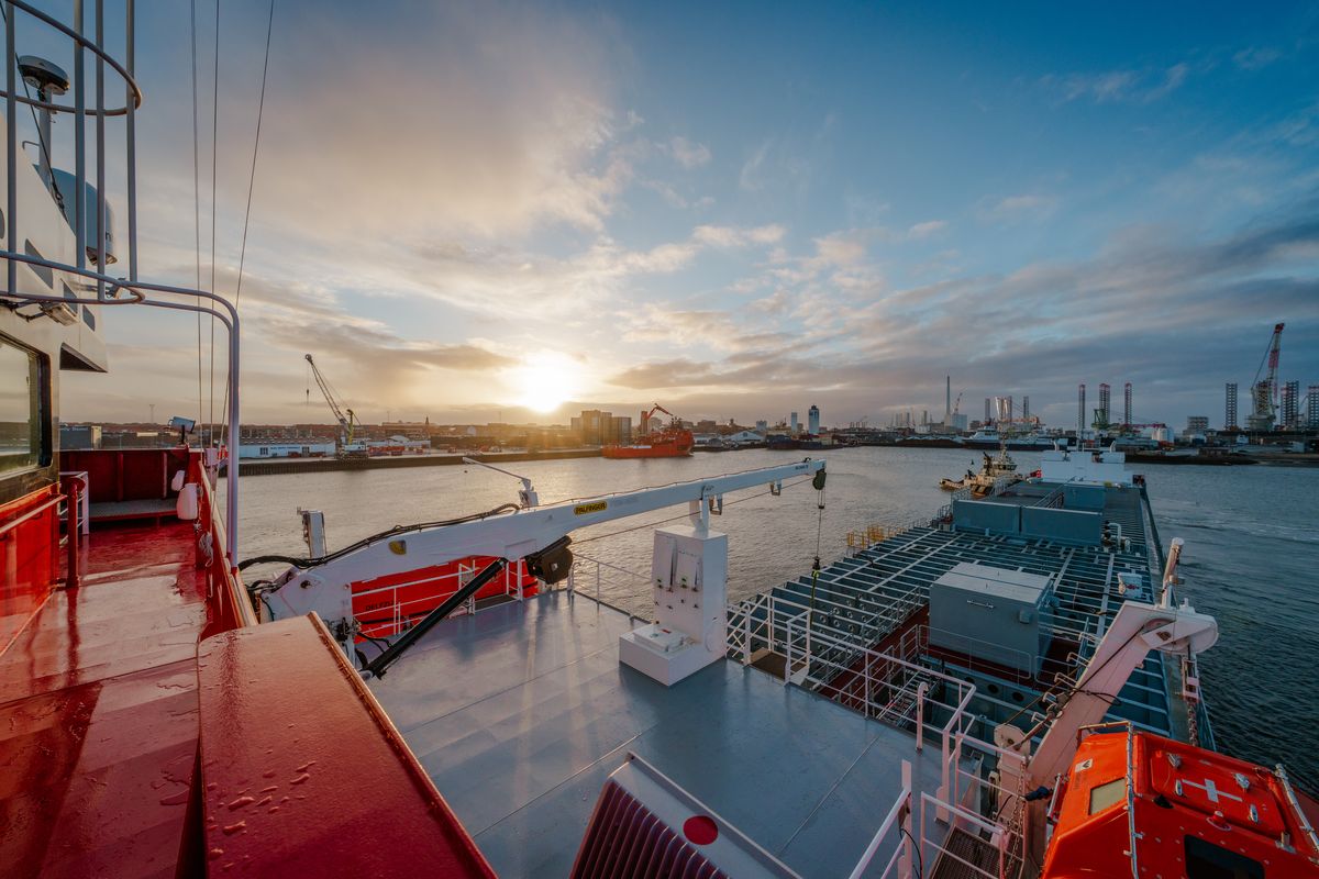 Cubierta del buque Carbon Destroyer 1 en el puerto de Esbjerg