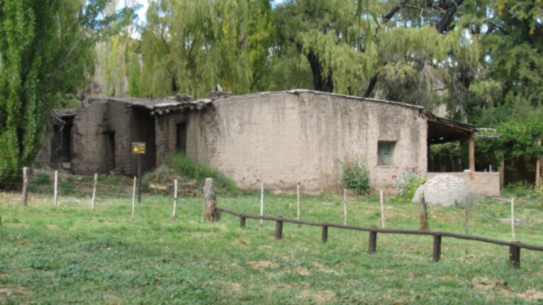 Construcción de adobe de la antigua estancia en el Parque Nacional El Leoncito, San Juan