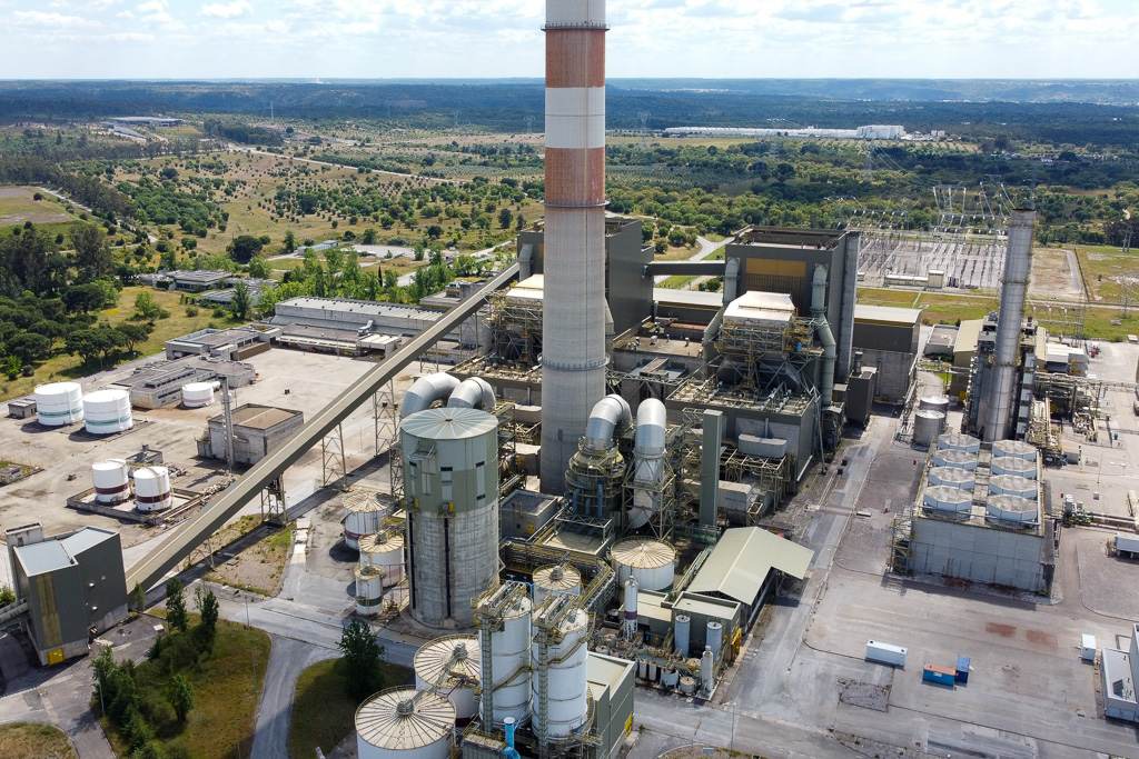Vista aérea de la antigua central termoeléctrica de Pego, en Abrantes, con su chimenea, sus instalaciones y la subestación eléctrica al fondo