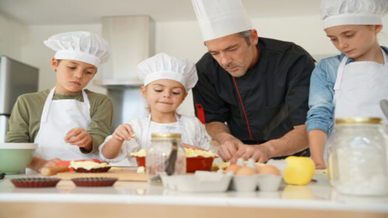 Actividad educativa de cocina en las escuelas con alimentos frescos y de temporada