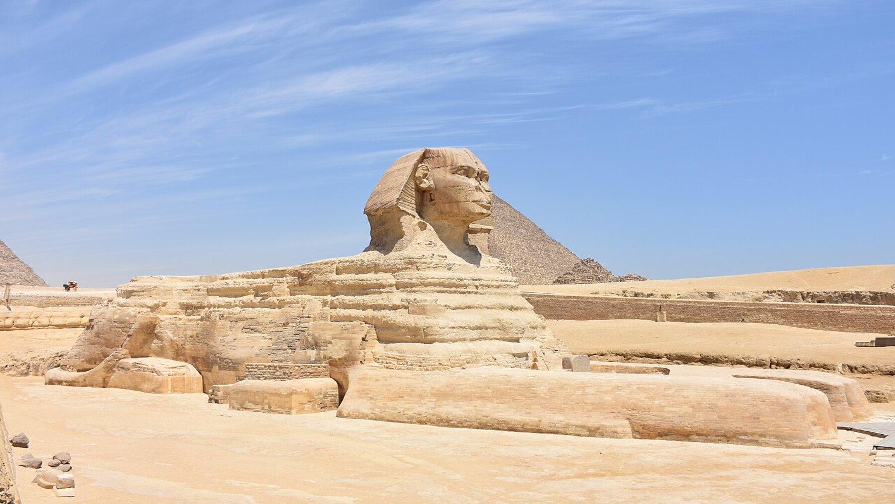 Reconstrucción del cocodrilo extinto de Egipto Herugavialis cairensis junto a la Gran Esfinge