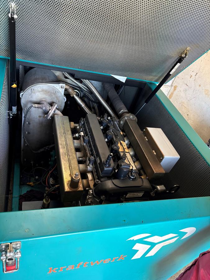 El motor de cogeneración de la planta de biogás de la granja Schürch, con la tapa abierta