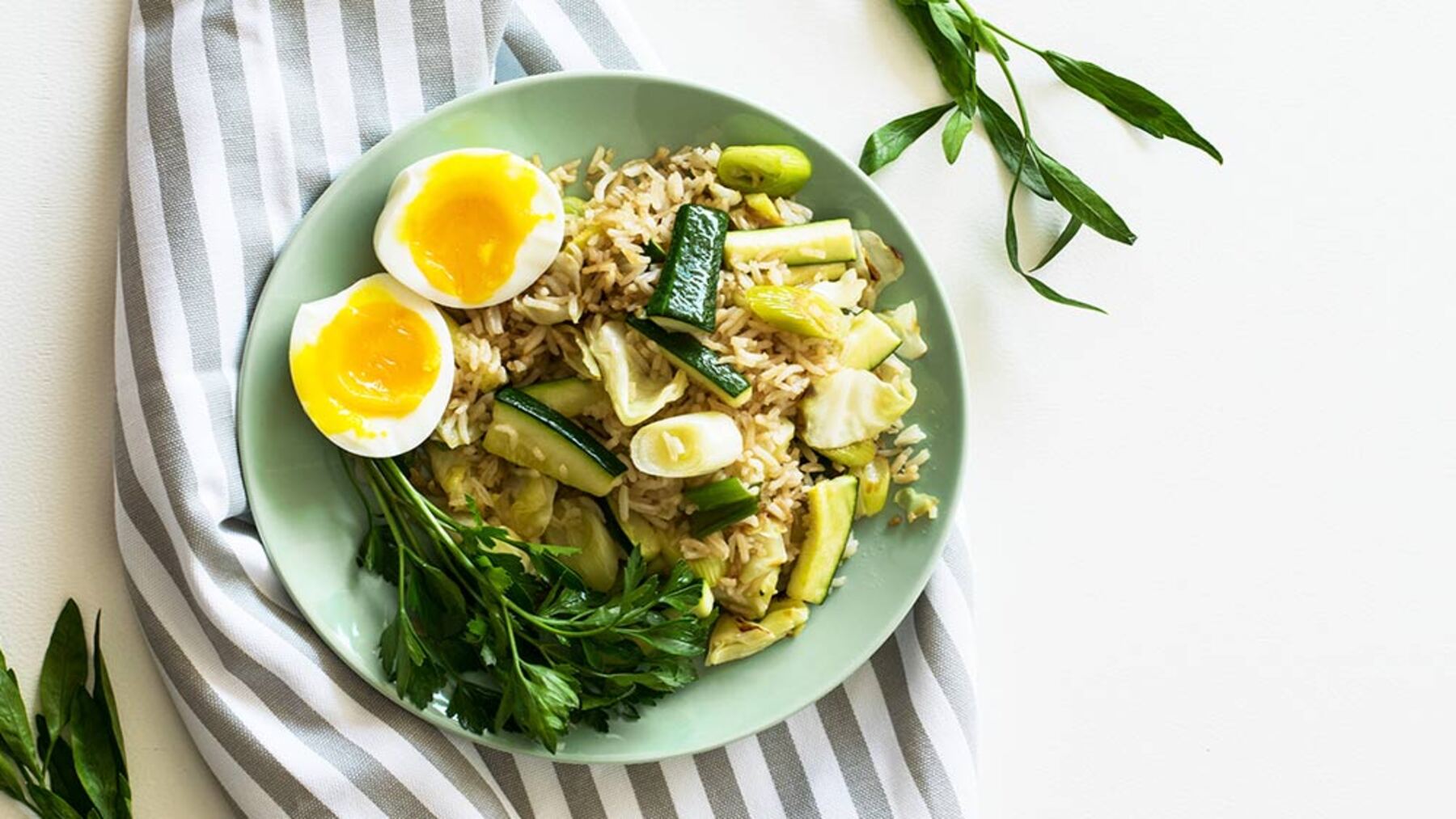 Plato de legumbres, cereales y verduras para el Día Mundial del Vegetarianismo 2026