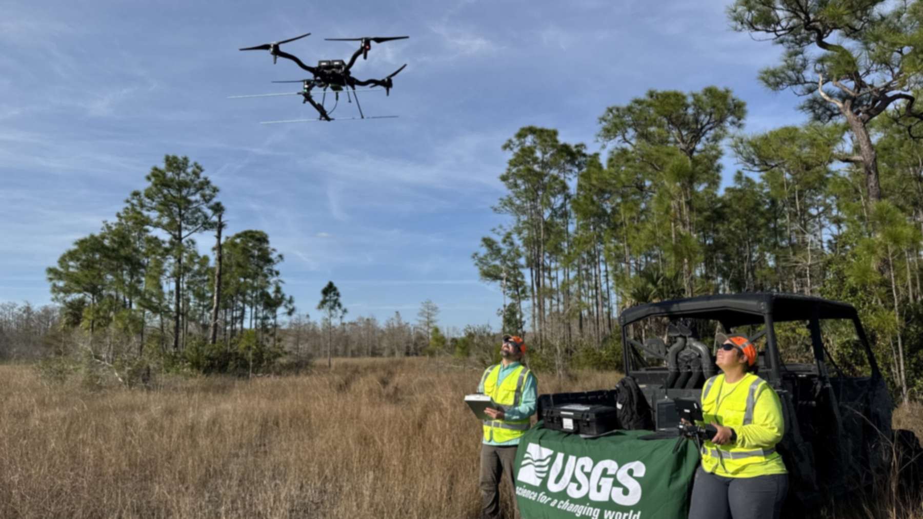 Técnicos del USGS prueban un dron de radioseguimiento para localizar la pitón birmana en los Everglades
