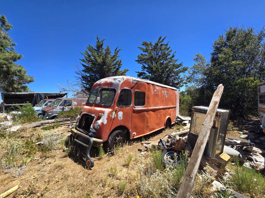Furgoneta roja oxidada y otros residuos en una de las parcelas incorporadas a la reserva de Sierra Azul antes de la limpieza