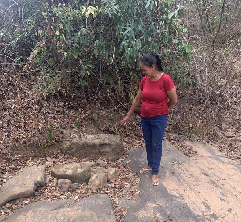 Una vecina señala el cauce seco de un arroyo en el Alto Jequitinhonha
