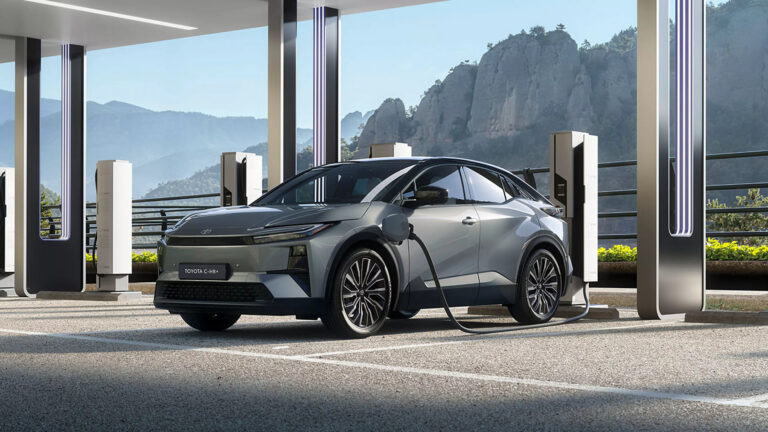 Coche eléctrico conectado a un punto de recarga
