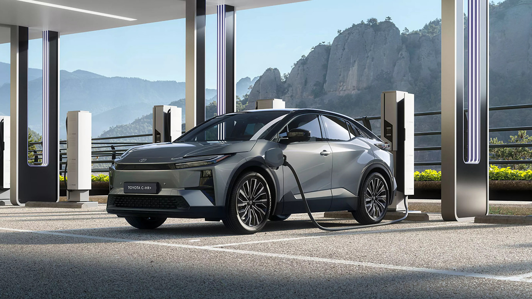 Coche eléctrico conectado a un punto de recarga