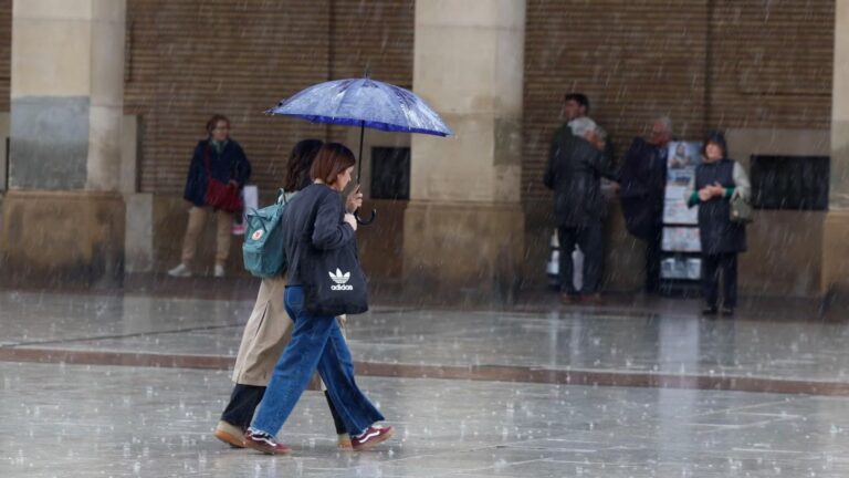 Sigue la alerta en la zona del este de la Península por lluvias torrenciales y tormentas, al tiempo que el resto del país se llena de cielos inestables.