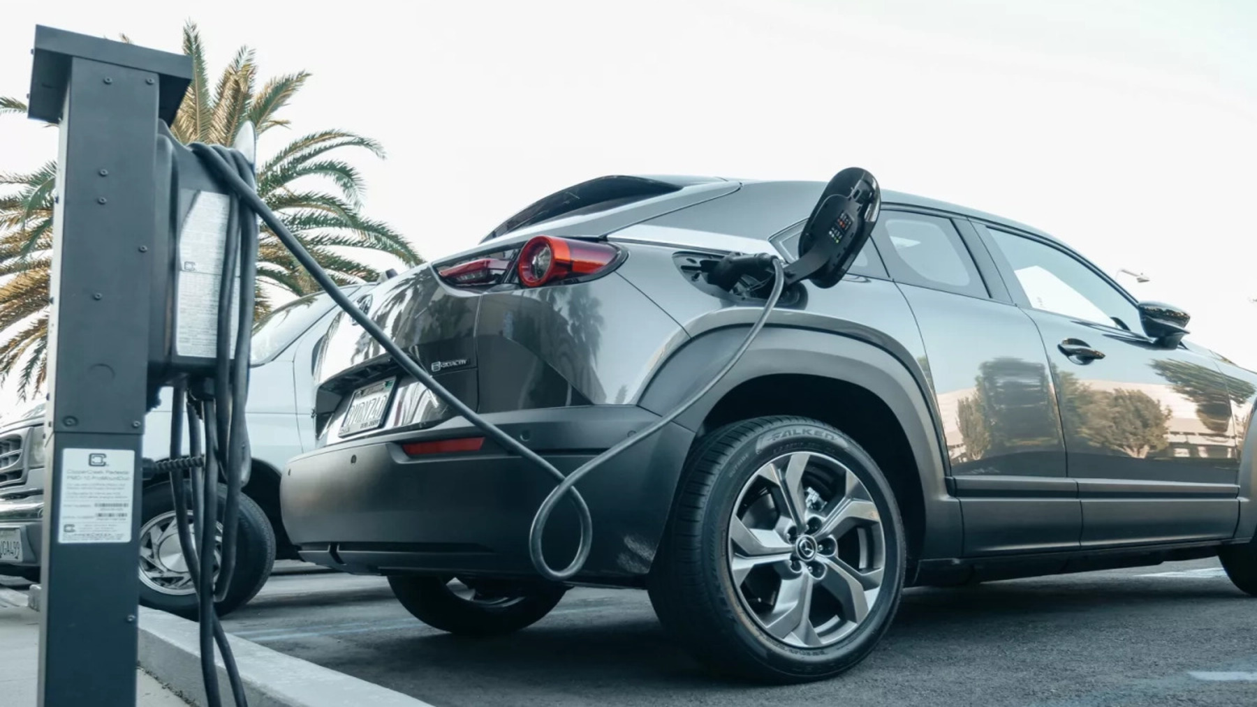 Eléctricos de ocasión expuestos en un concesionario de vehículos usados