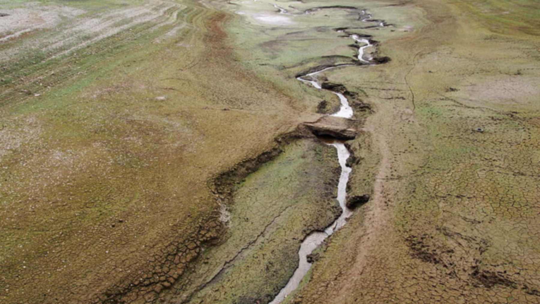 Sequía severa en el embalse de Wimbleball, en Exmoor, con el fondo de barro agrietado y un hilo de agua el 4 de octubre de 2026