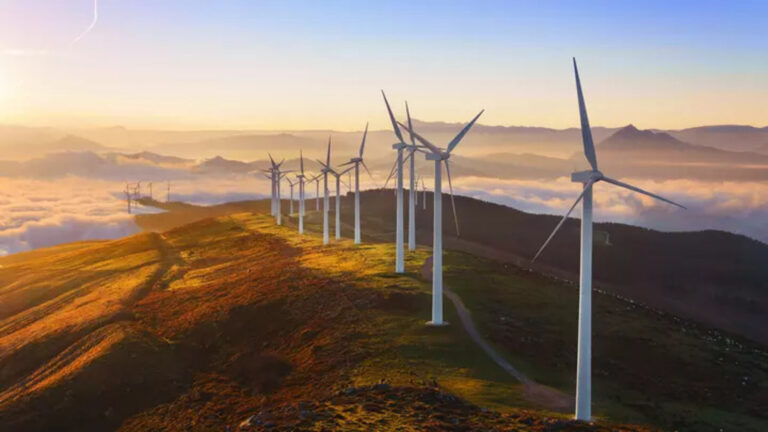 Aerogeneradores de parques eólicos en Galicia en un entorno rural