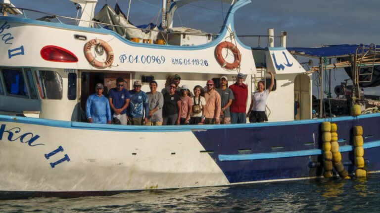 equipo expedicion barco galapagos