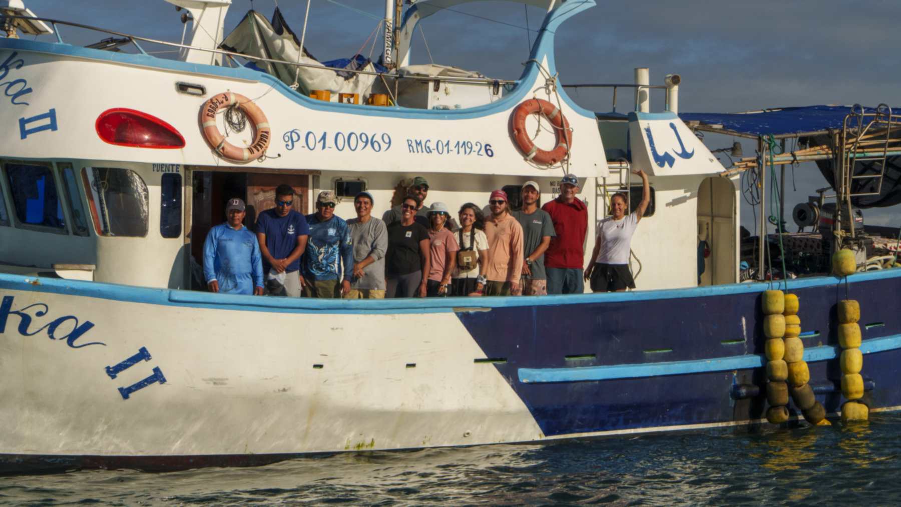 Equipo de la expedición que buscó ballenas azules en Galápagos, posando en la cubierta de su barco