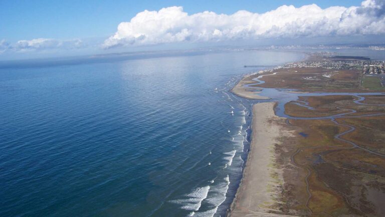 Costa de la reserva estuarina del río Tijuana, en California, uno de los estuarios estudiados
