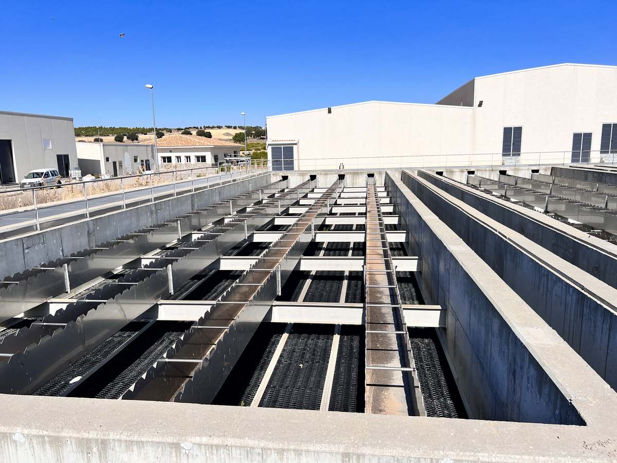 Decantadores de la estación de tratamiento de agua potable de la Llanura Manchega