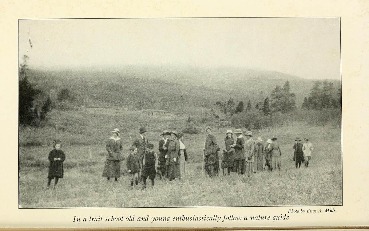 Grupo de excursionistas en las Montañas Rocosas, en una lámina del libro de Enos Mills de 1920