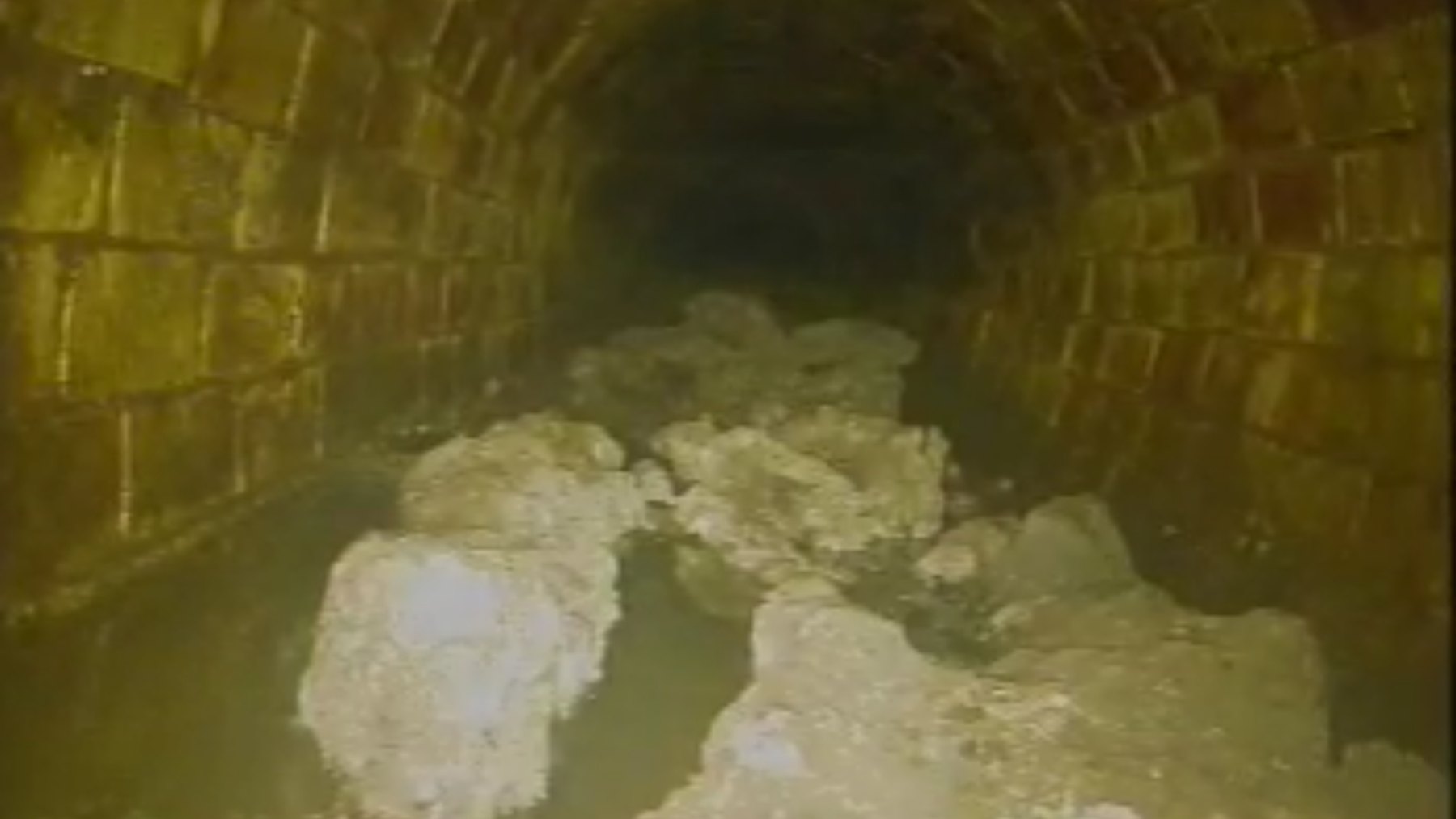 Imagen de una cámara de inspección del fatberg hallado en Whitechapel en diciembre de 2025, origen del biodiésel de Londres