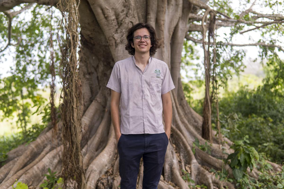 Felix Finkbeiner ante un gran árbol en Campeche, en la península de Yucatán, en 2022