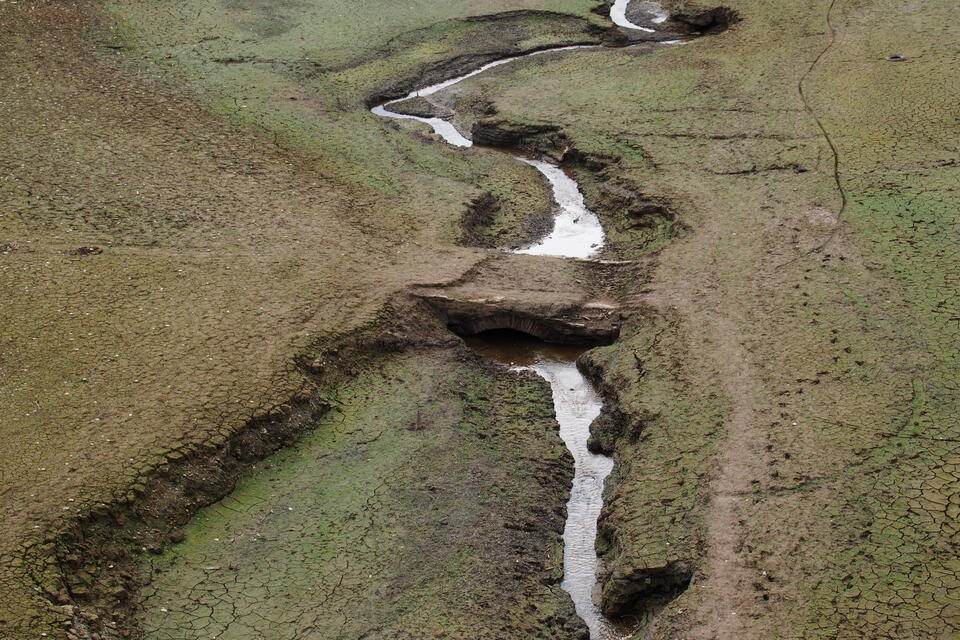 El puente de Bessom al descubierto en el embalse de Wimbleball por la sequía, con un hilo de agua que pasa por debajo