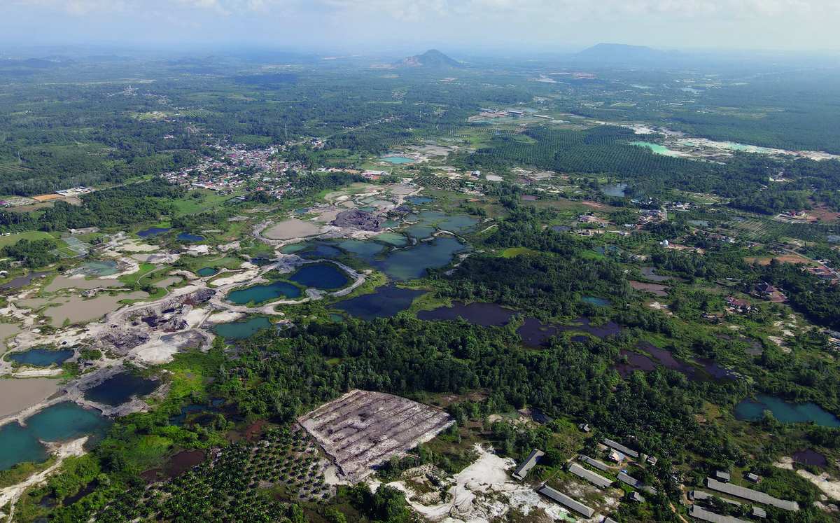 Vista aérea de la isla de Bangka con fragmentos de bosque, plantaciones de palma, pozos de minas de estaño inundados y casas