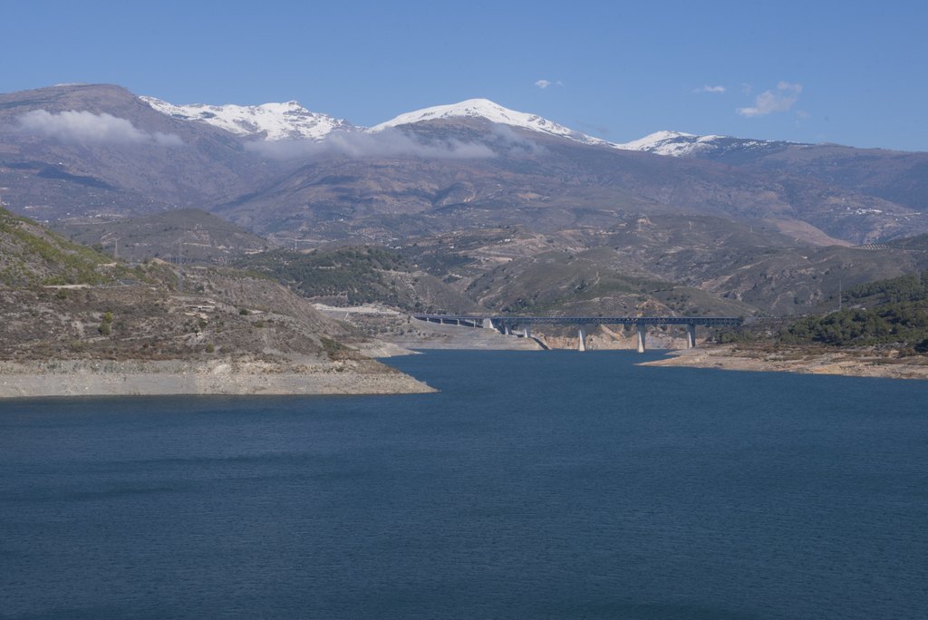 Embalse de Rules con Sierra Nevada nevada al fondo, en la zona de la futura central reversible