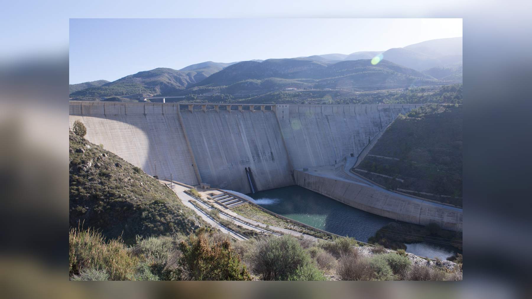 Presa del embalse de Rules en Granada, depósito inferior de la central reversible Los Guájares