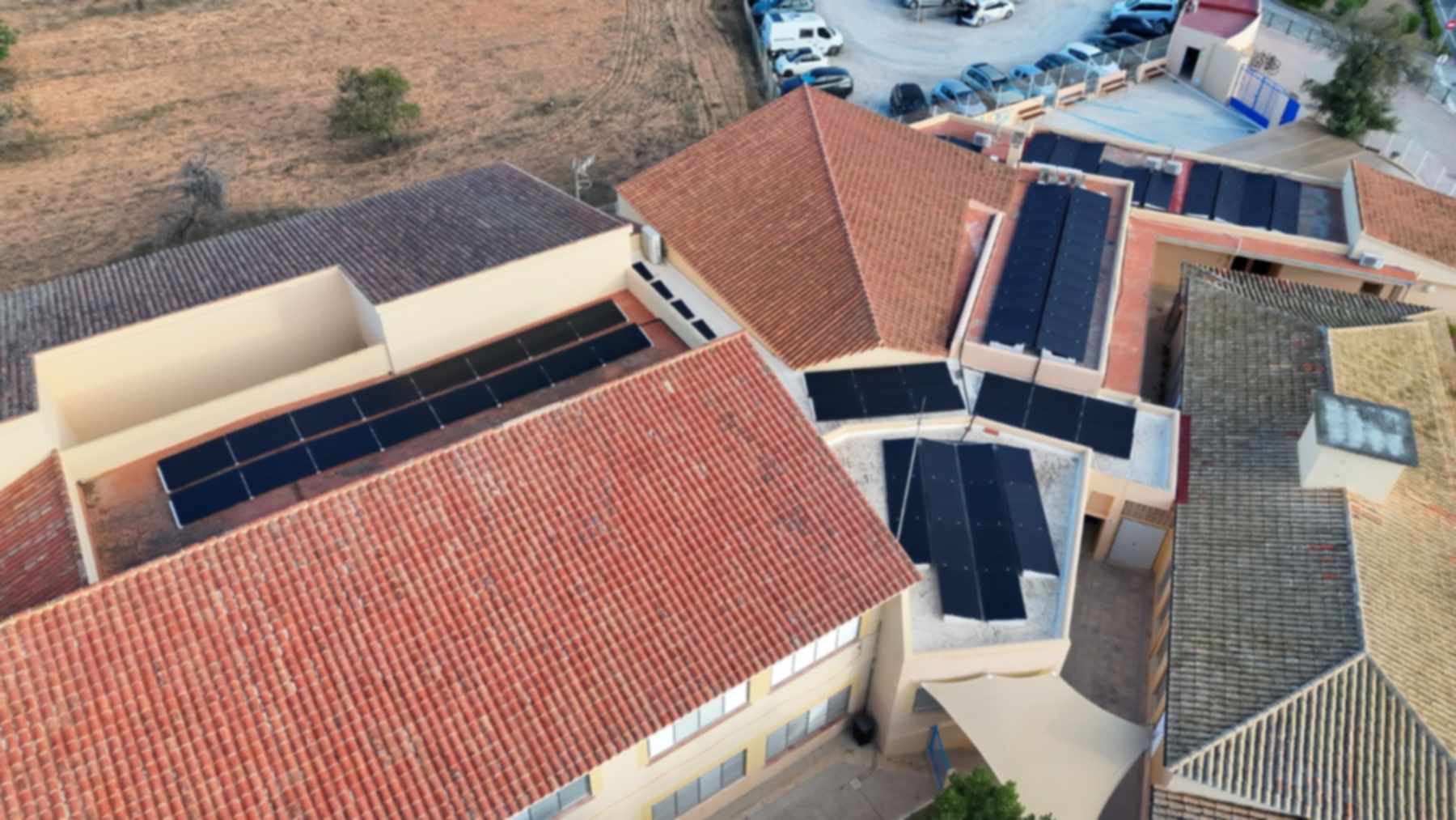 Vista aérea de las placas solares del autoconsumo compartido en el tejado del CEIP Sant Jordi, en Ibiza