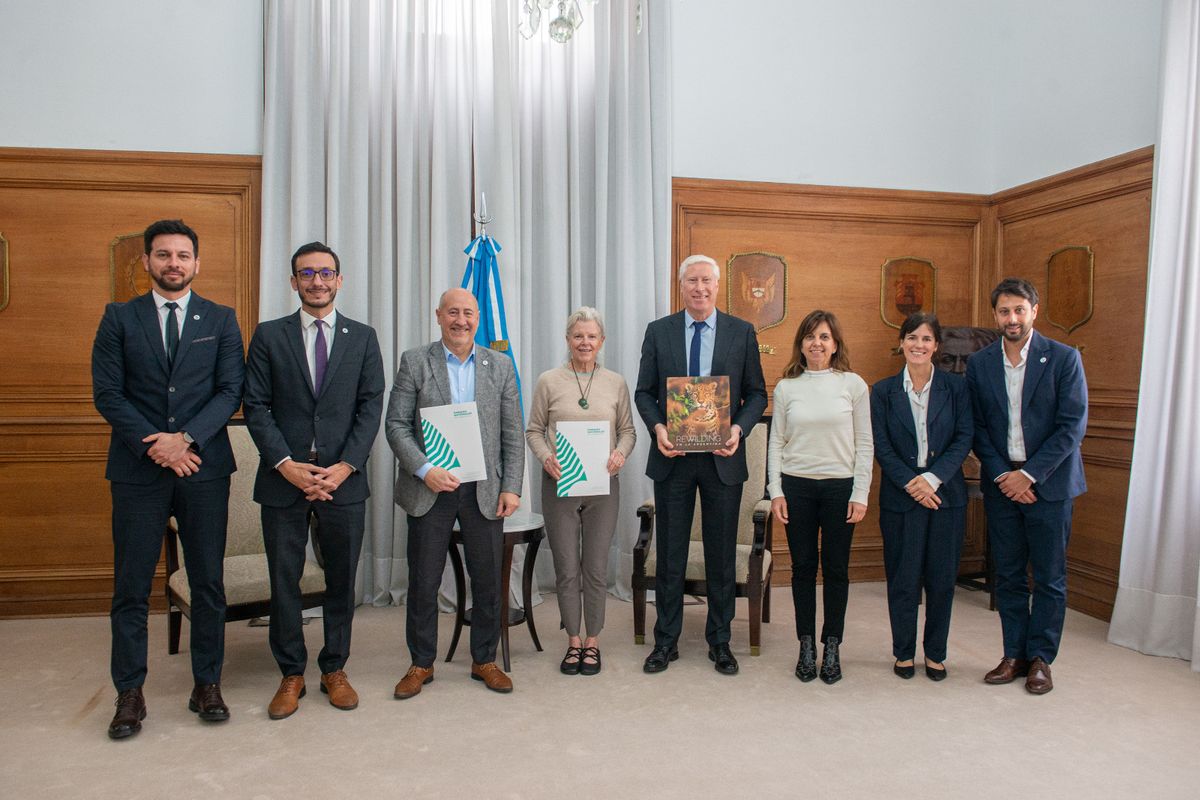 Representantes de Parques Nacionales, Tompkins Conservation y Rewilding Argentina con el convenio del Parque Nacional Iberá