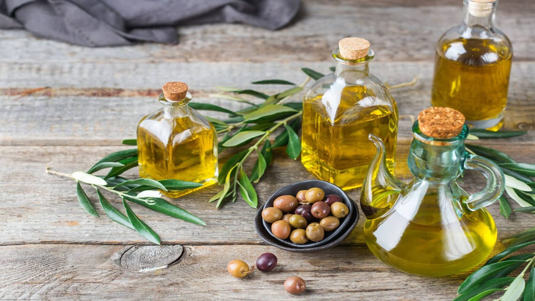 Depósitos de una instalación oleícola para ilustrar el fraude en aceite de oliva ecológico investigado por la Guardia Civil.