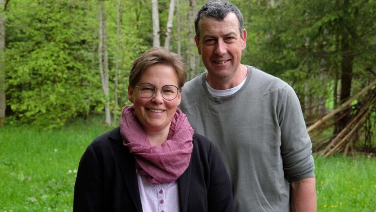 Gabi y Beat Schürch, los granjeros de Bütikofen (Berna) que llevan diez años con una planta de biogás alimentada con purín