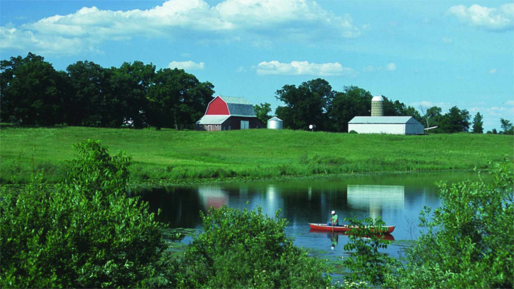 Granja con graneros y campos en Michigan, estado donde se venden derechos de desarrollo para proteger la tierra agrícola