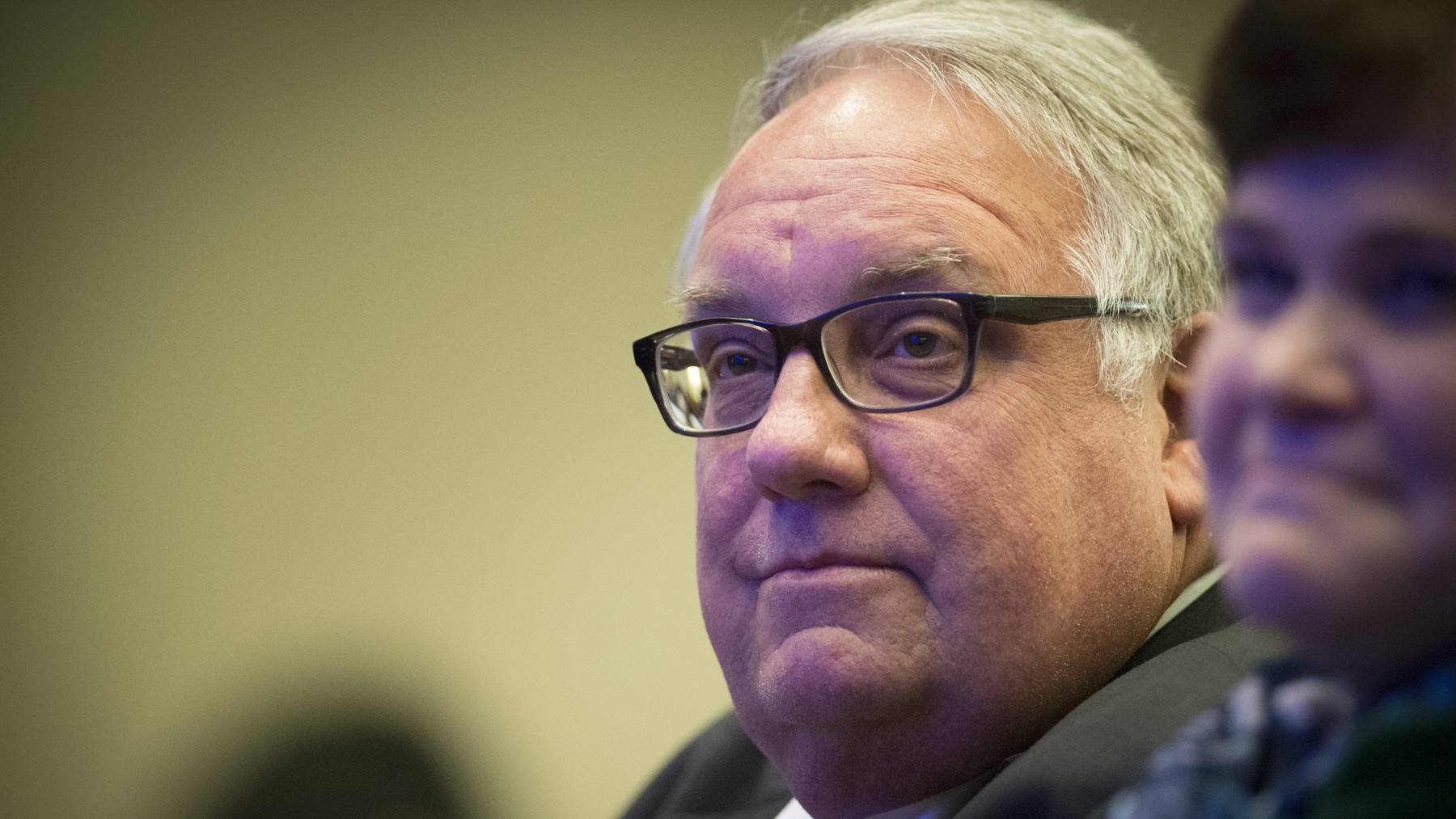 Howard G. Buffett, hijo de Warren Buffett y ligado a la granja de Warren Buffett en Nebraska, escucha una intervención en el Foro de Perspectivas Agrícolas del USDA de 2016