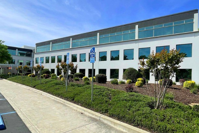 Propiedad comercial de California con jardín de plantas de bajo consumo de agua en lugar de césped