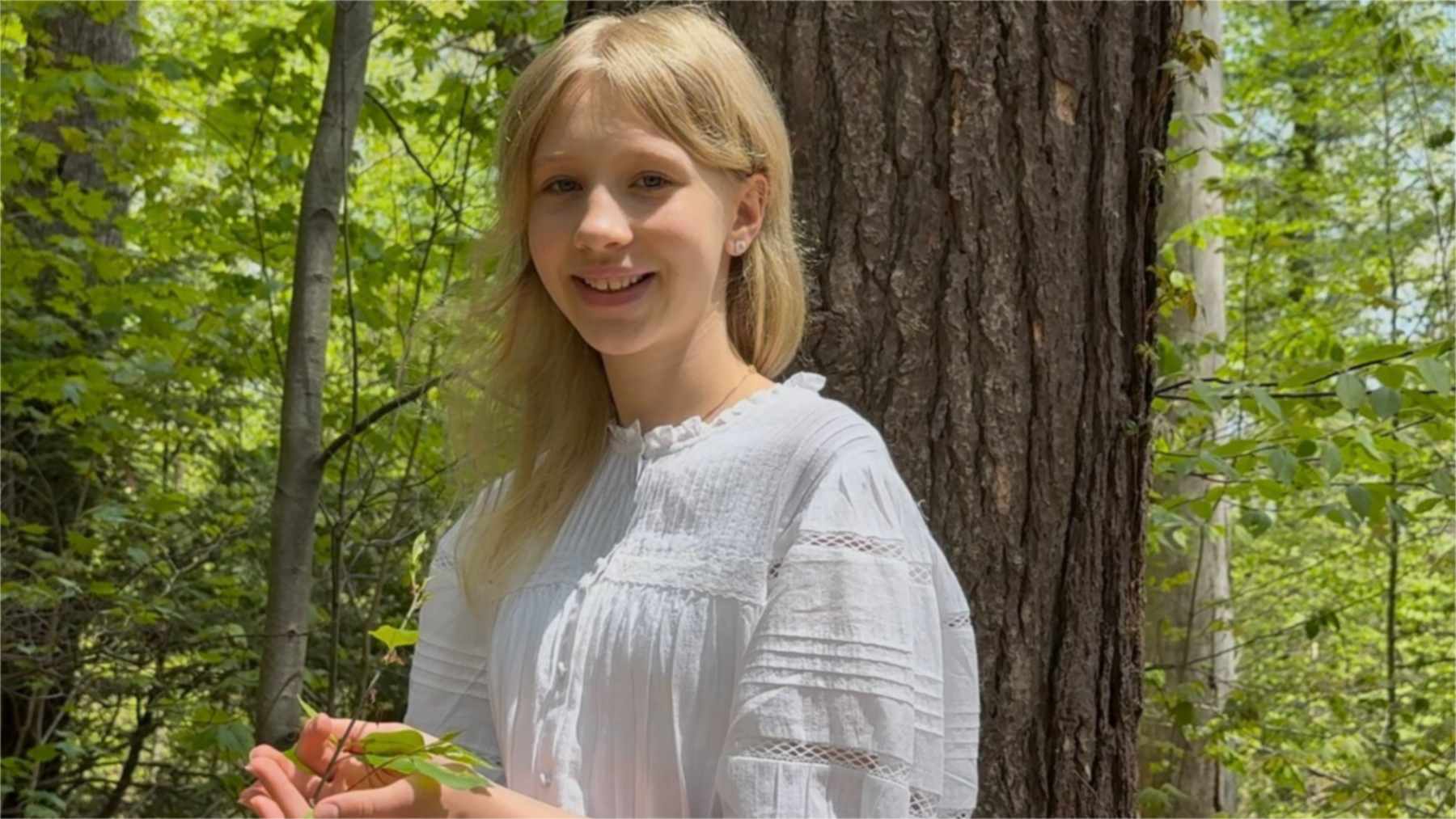 Kaia Minn, inventora de cápsulas de cáscaras de limón para semillas, en un bosque