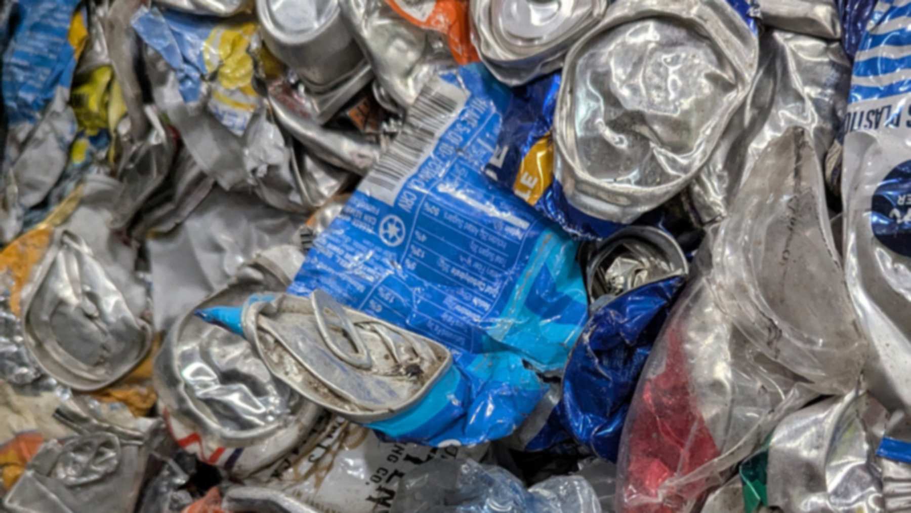 Latas de aluminio prensadas en una instalación de reciclaje de Míchigan, donde la tasa de devolución de botellas cayó al 69,4 % en 2025