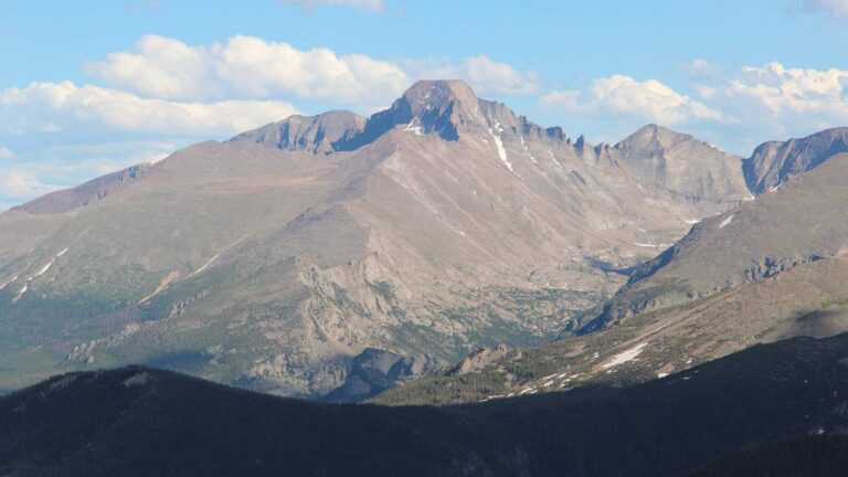 Longs Peak, junto al que Enos Mills levantó su cabaña, visto desde el parque nacional de las Montañas Rocosas