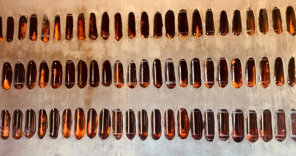 Pared de la Casa de Sal hecha con botellas de vidrio colocadas en vertical