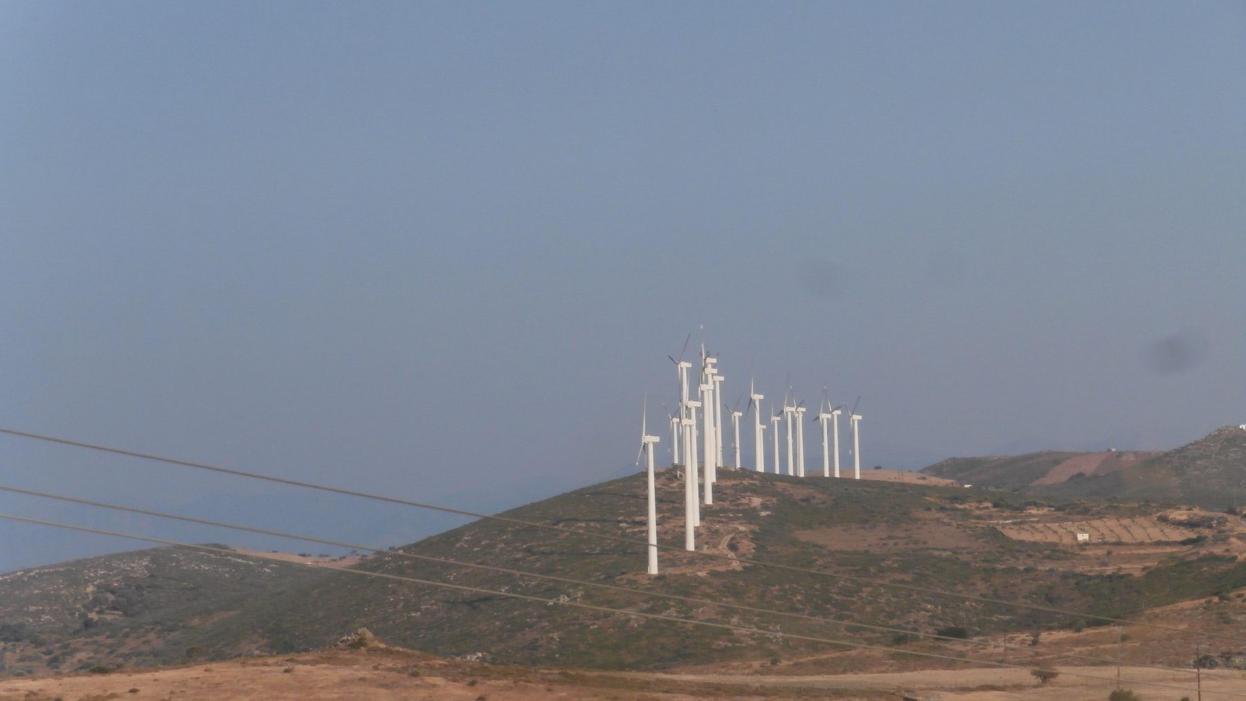 Aerogeneradores sobre una colina seca en la isla griega de Eubea renovables en Grecia